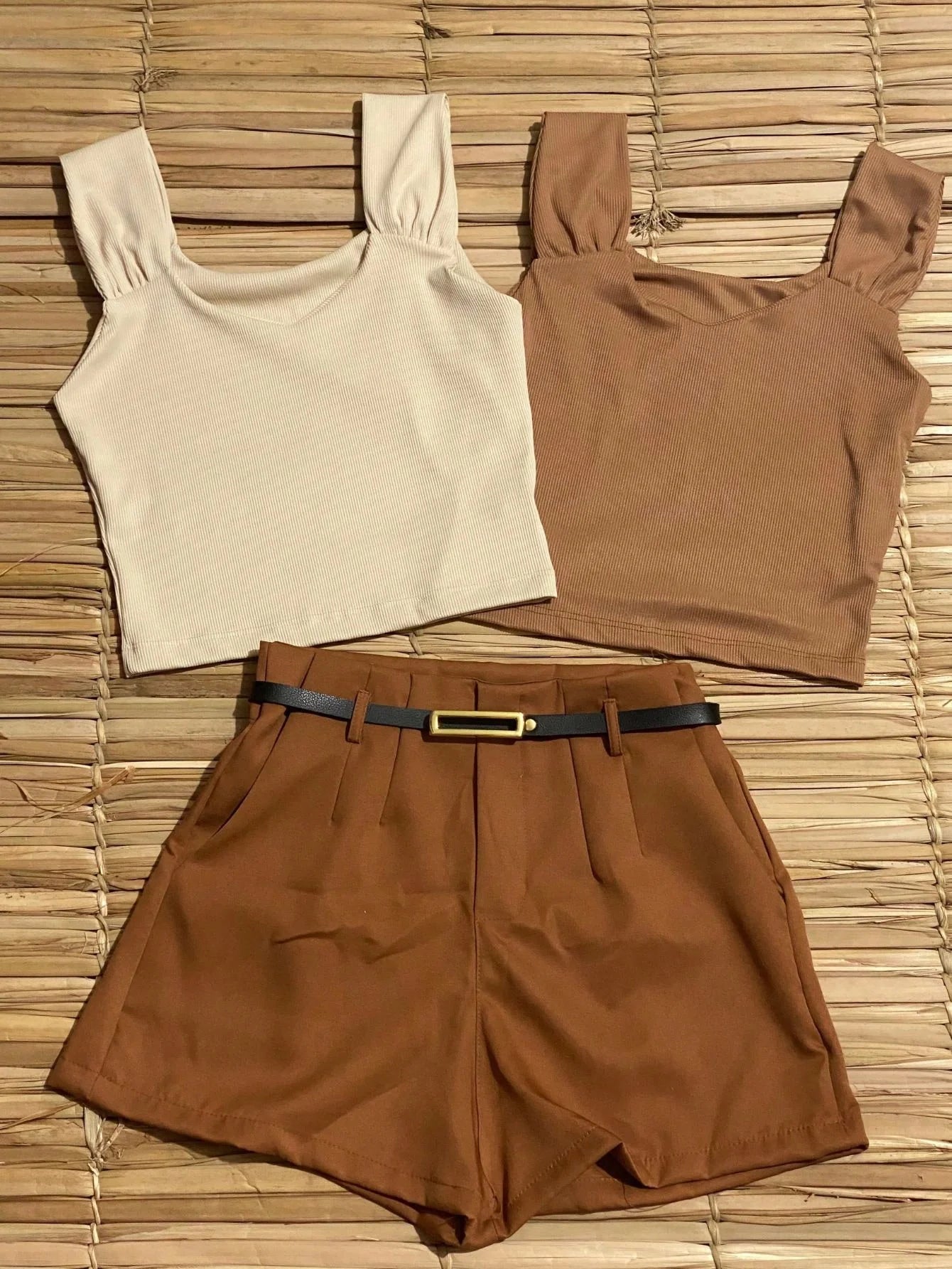 kit Feminino 4 itens: 2 Croppeds Canelados + Cinto+ Short em Alfaiataria Com Bolsos