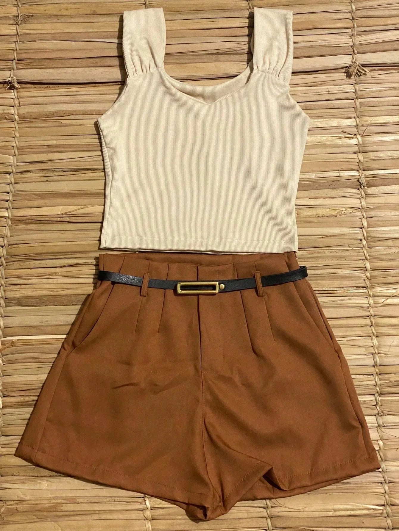 kit Feminino 4 itens: 2 Croppeds Canelados + Cinto+ Short em Alfaiataria Com Bolsos