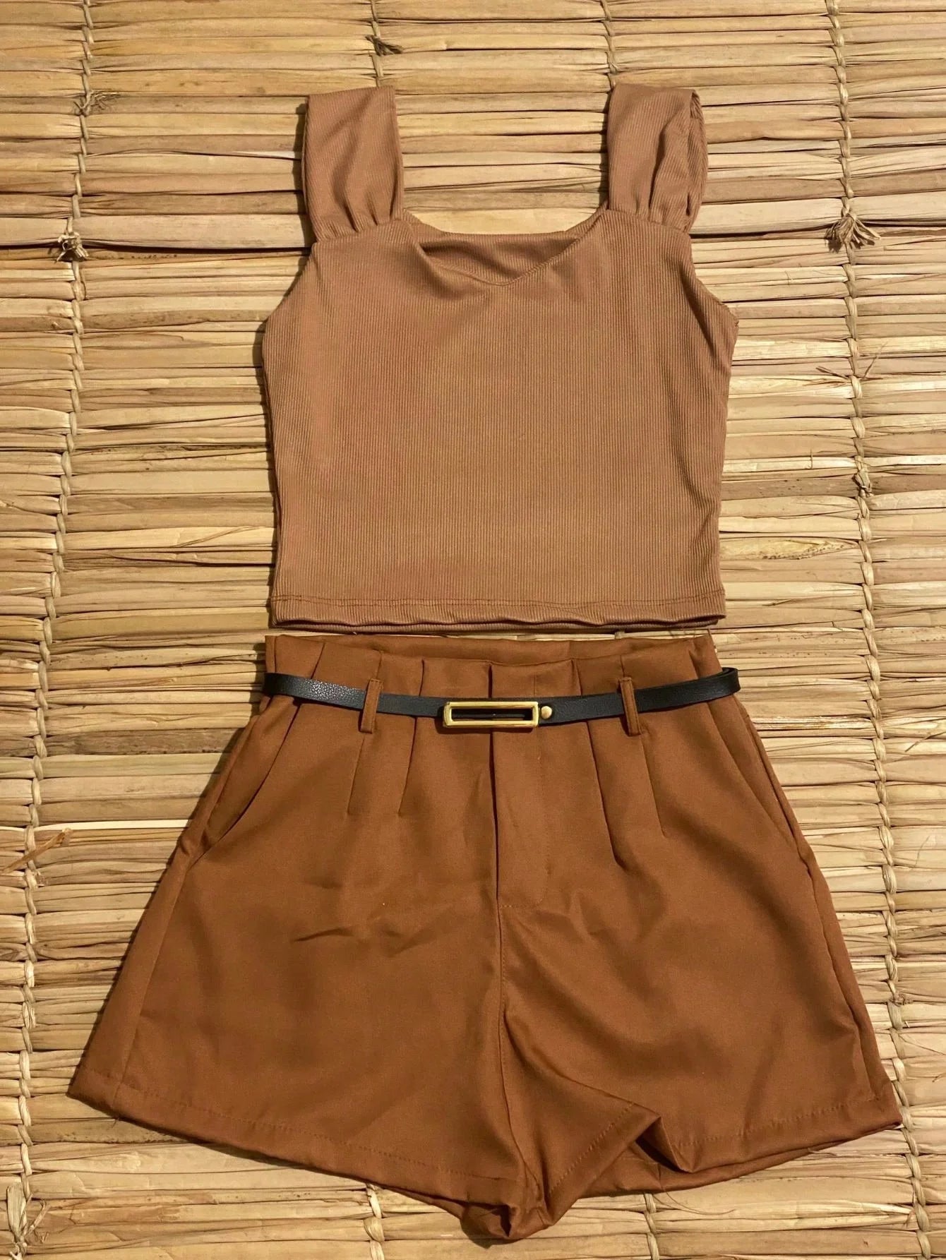 kit Feminino 4 itens: 2 Croppeds Canelados + Cinto+ Short em Alfaiataria Com Bolsos